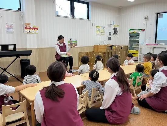 キララ第二東海ナーサリー こどもの日イベントで先生のお話をしっかり聴いている園児の様子
