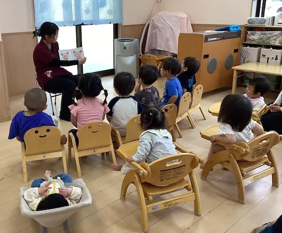 キララかわわだナーサリーの虫歯予防デーで歯磨きについて学ぶ子どもたち