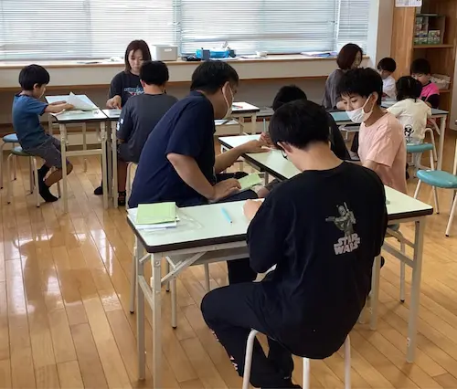 公文の国語教材に取り組むキララの子どもたち